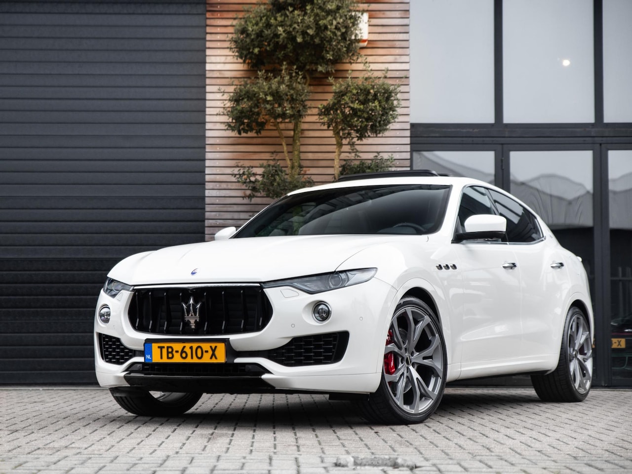 Maserati Levante - 3.0 V6 S AWD GranLusso Novitec Pano Leer 22 Inch H&K - AutoWereld.nl