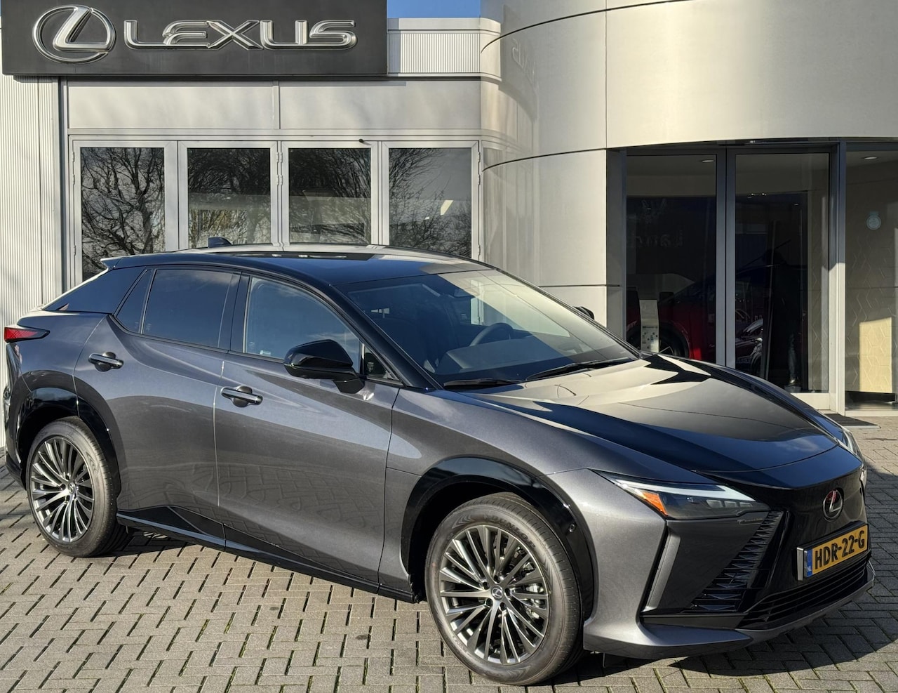 Lexus RZ - 300e President Line 71 kWh DIRECT LEVERBAAR PANO STOELVENT HEAD-UP 20" LM-VELGEN MARK LEVI - AutoWereld.nl