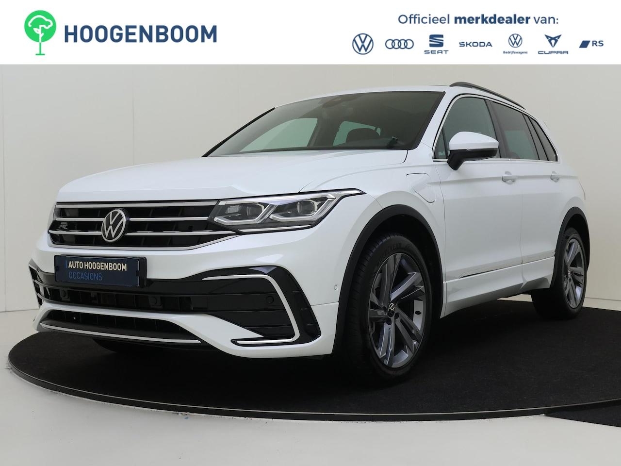 Volkswagen Tiguan - 1.4 TSI eHybrid R-Line Business+ | Panoramadak | Parkeerassistent | Keyless | Dodehoek det - AutoWereld.nl