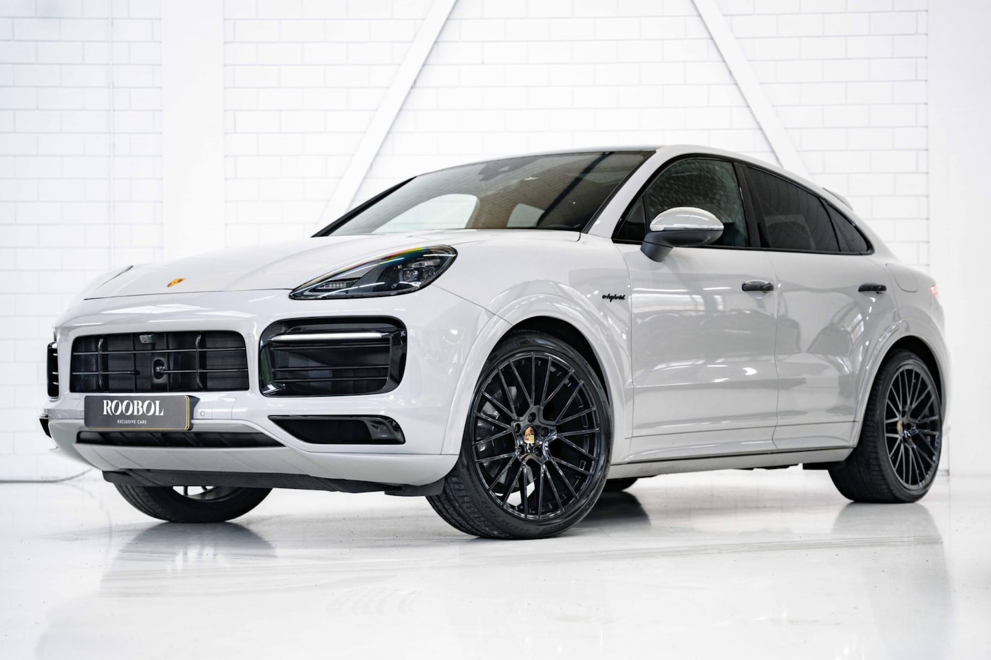 Porsche Cayenne Coupé - 3.0 E-Hybrid l Krijt l Sport Design l Bose l Vierwielbesturing - AutoWereld.nl