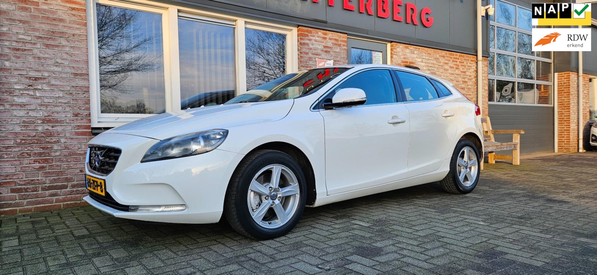 Volvo V40 - 1.6 T3 Momentum Trekhaak! Camera! Navigatie! Airco/Clima! Cruise Control! Nette Auto! - AutoWereld.nl