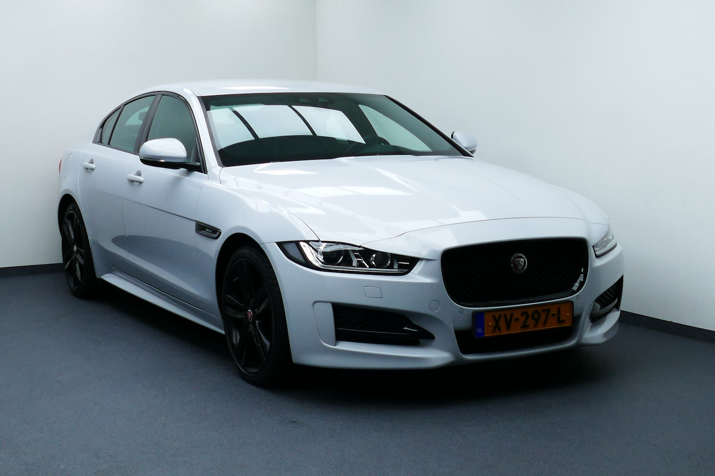 Jaguar XE - 2.0t Prestige R-Sport Wit Metallic. 19"LMV, Navi, Camera, Xenon, Stoelverw - AutoWereld.nl