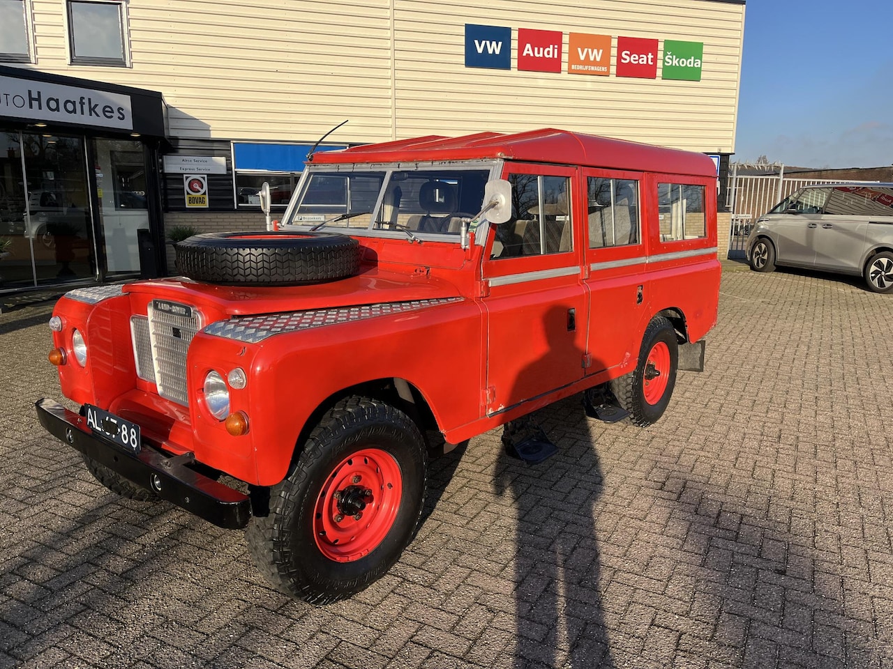 Land Rover 109 - serie III 4 doors station wagon 2,6 liter benzine motor, ex Zwitserse brandweer, zeer goed - AutoWereld.nl