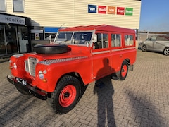 Land Rover 109 - serie III 4 doors station wagon 2, 6 liter benzine motor, ex Zwitserse brandweer, zeer goe