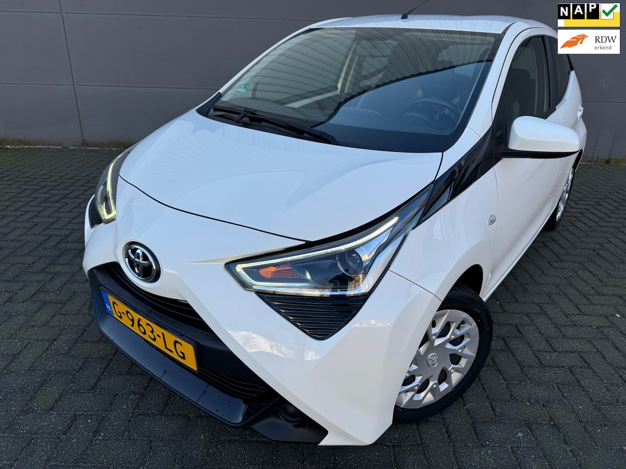 Toyota Aygo - 1.0 VVT-i x-play*CAMERA*Carplay*NAVI*AIRCO*APK*NAP*2 EIGNAAR* - AutoWereld.nl