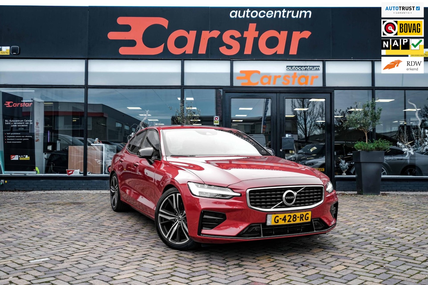 Volvo S60 - 2.0 T4 R-Design|Pano|Leder|Trekhaak|Stoelv. - AutoWereld.nl