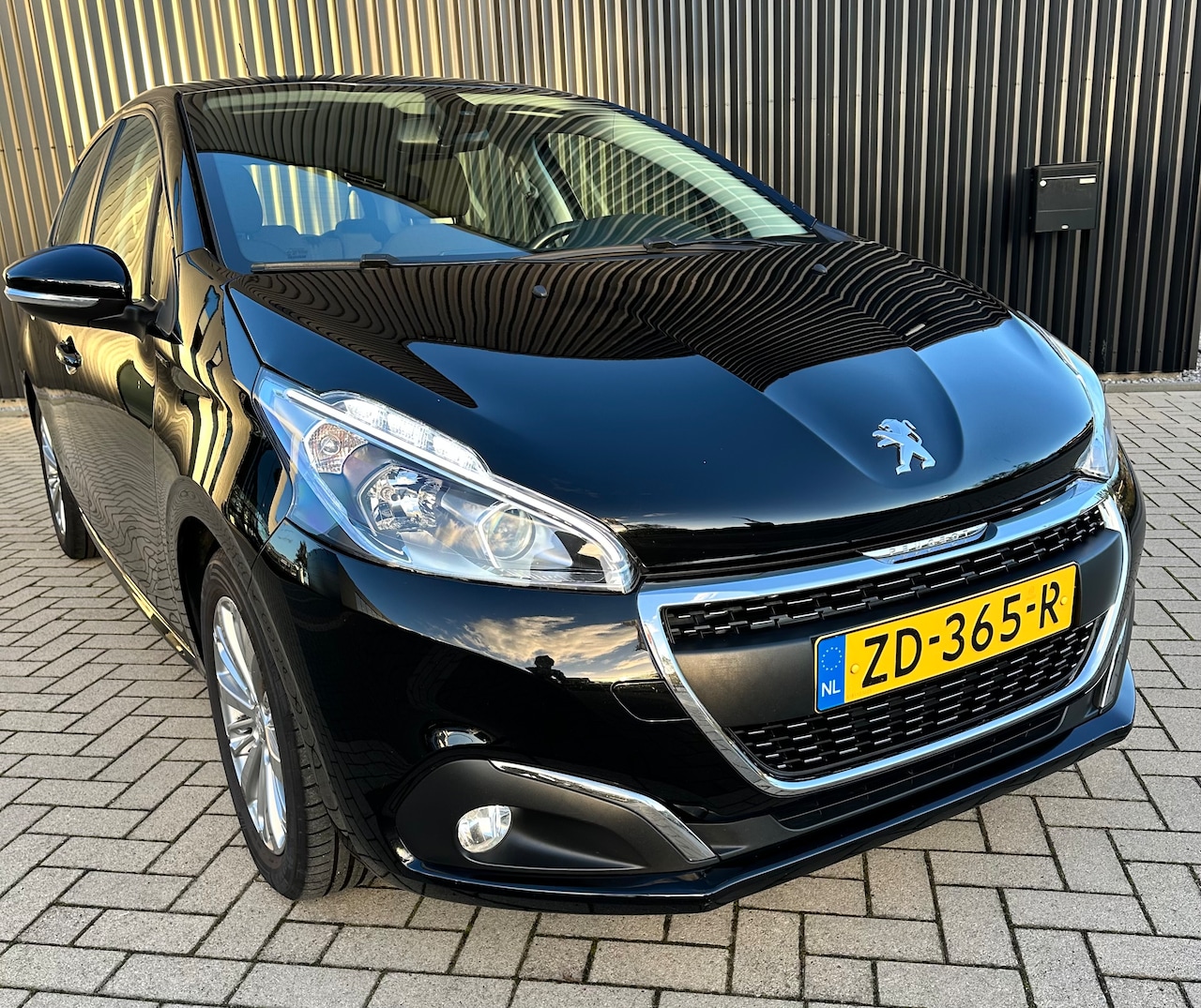 Peugeot 208 - 1.2 PureTech Signature buitenkant ge polijsted binnenkant gepoetst - AutoWereld.nl