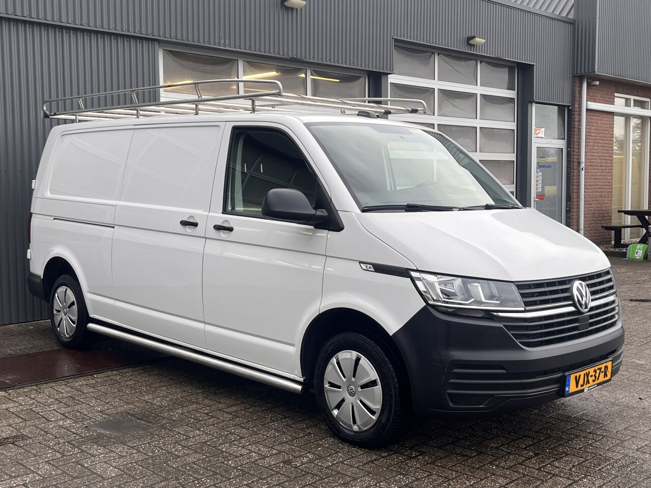 Volkswagen Transporter - 2.0 TDI 150pk L2H1 Airco Navigatie 2x schuifdeur Trekhaak Imperial 1e eigenaar Euro 6 T6.1 - AutoWereld.nl