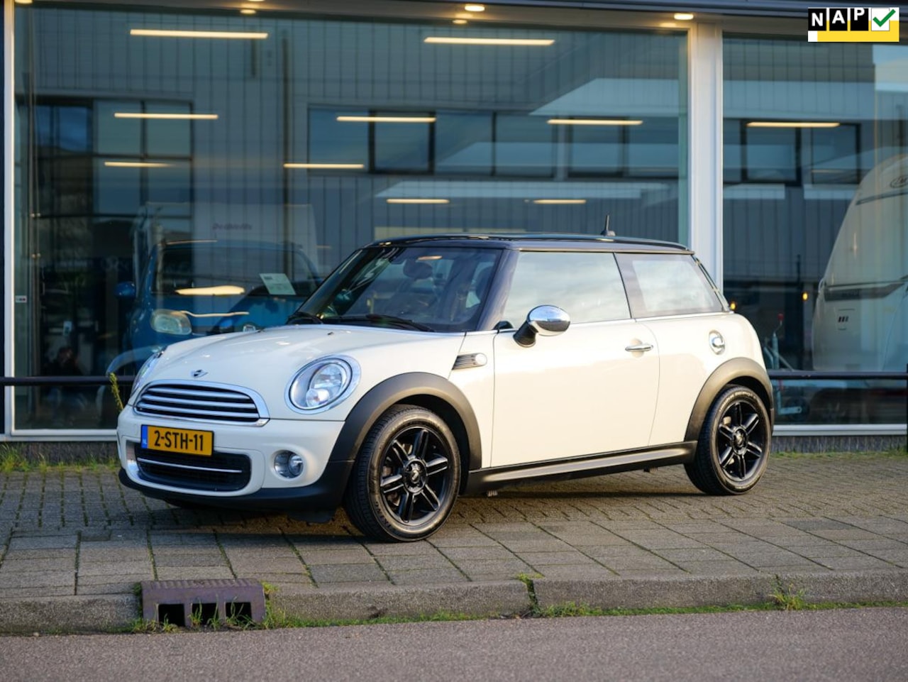 MINI Cooper - 1.6 One Holland Street NL AUTO NAP 1E EIGENAAR LAGE KM STAND NAVI BLUETOOTH ZGAN! - AutoWereld.nl