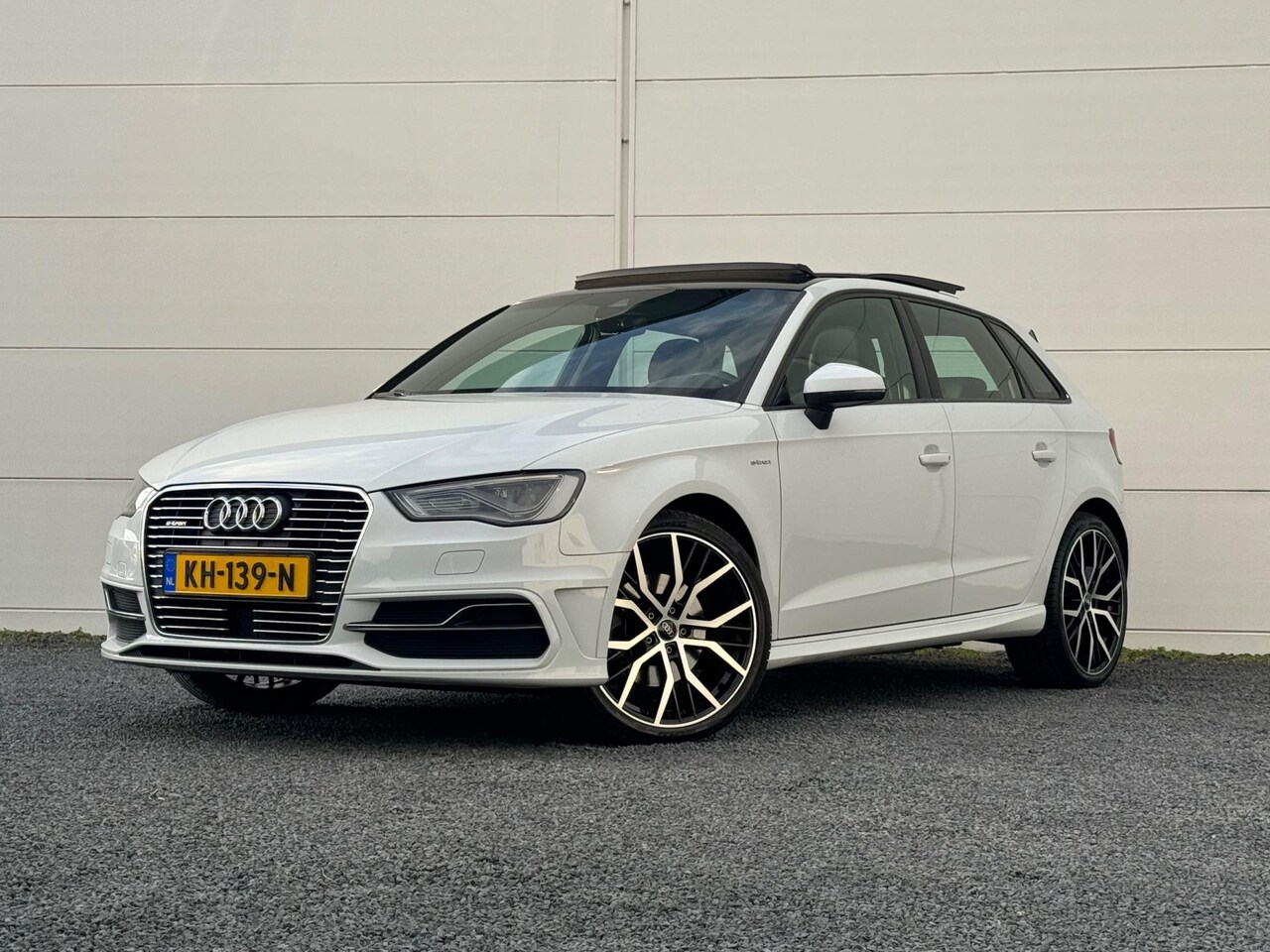 Audi A3 Sportback - 1.4 e-tron PHEV S-Line Pano Keyless entry Lane assist 204 PK 19 inch - AutoWereld.nl