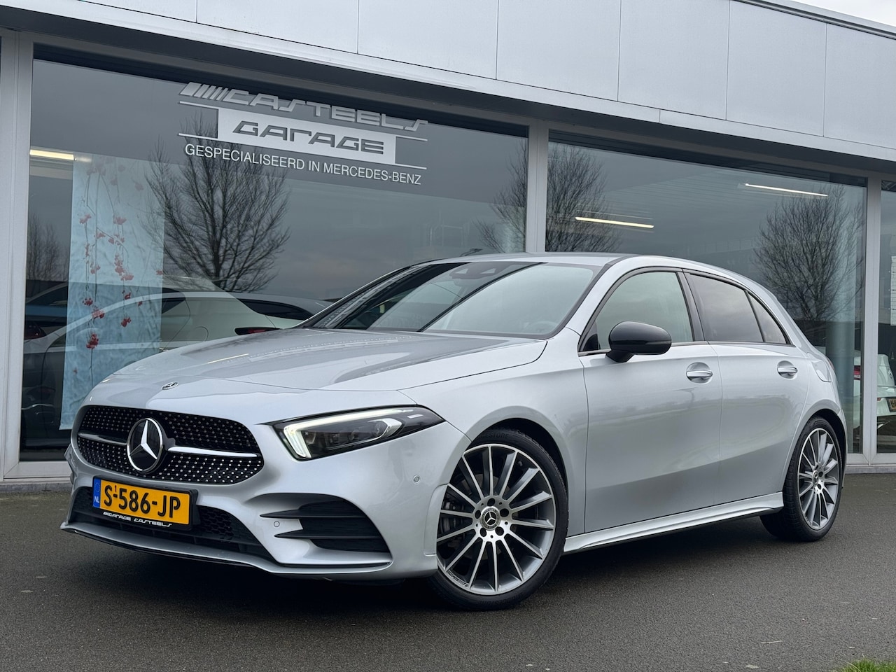 Mercedes-Benz A-klasse - 200 AMG night-pakket automaat , sfeerverlichting , achteruitrijcamera - AutoWereld.nl