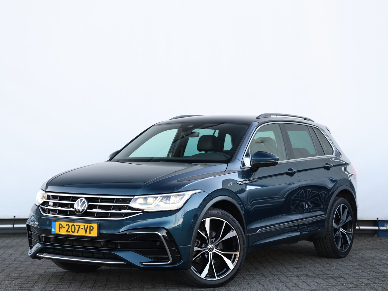 Volkswagen Tiguan - 1.5 TSI R-Line 150 pk DSG | Camera | Trekhaak | LED Matrix | 20 inch Misano | Navigatie | - AutoWereld.nl