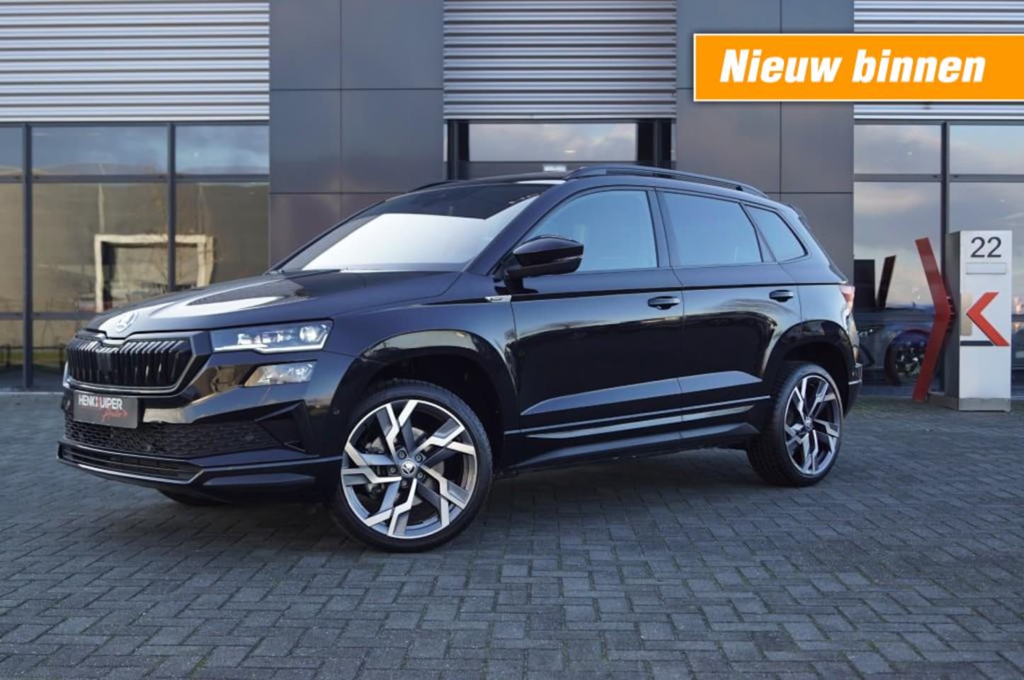 Skoda Karoq - 1.5 TSI DSG Sportline/ Panodak/ Navi/19 LM /Camera/Trekhaak wegk - AutoWereld.nl