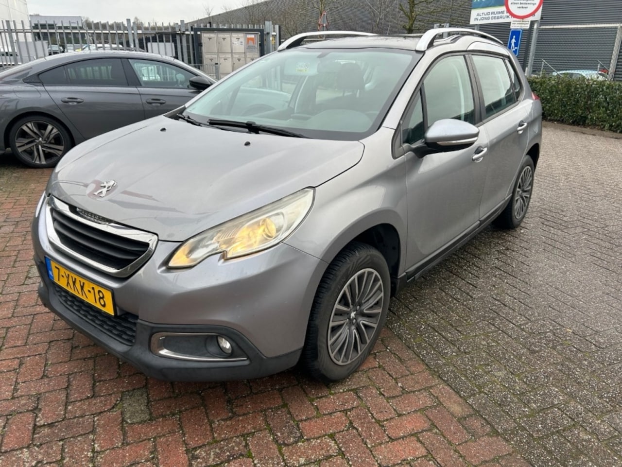 Peugeot 2008 - 1.2 VTi Act. Pack Premium-Navi Plus- Panoramdak-Trekhaak-PDC - AutoWereld.nl