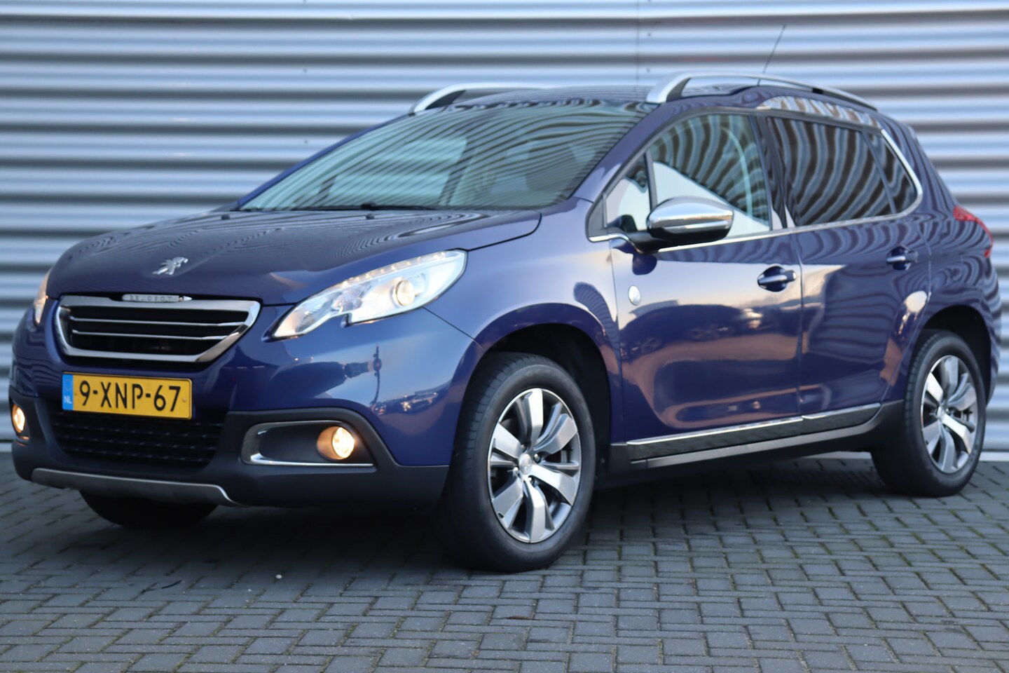 Peugeot 2008 - 1.2 PURETECH 82PK ALLURE CROSSWAY / NAVI / LEDER / CLIMA / LED / PDC / 16" LMV / BLUETOOTH - AutoWereld.nl