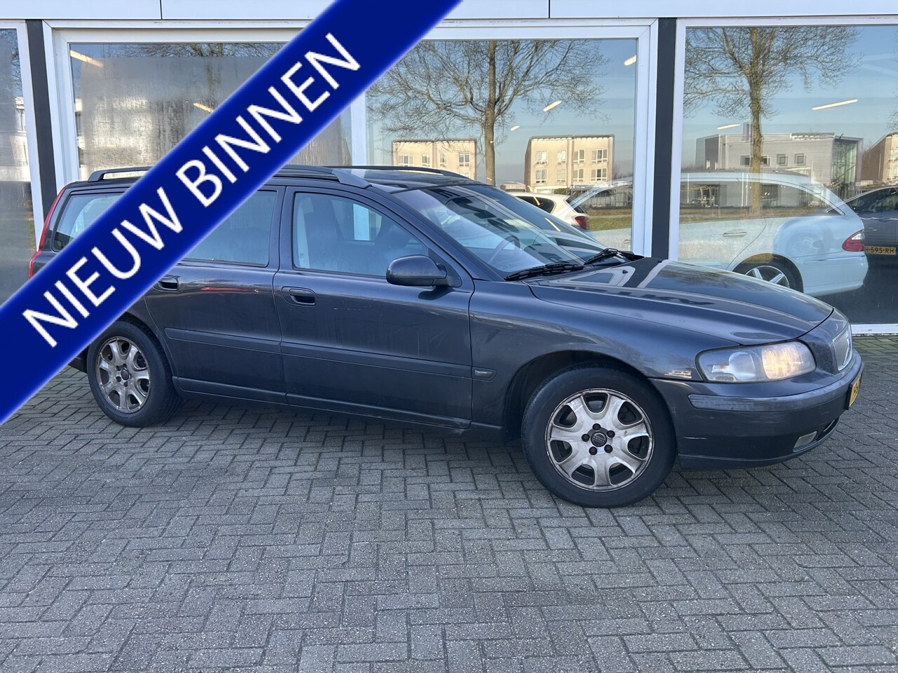 Volvo V70 - 2.4 T Comfort Line APK 10-25 / Trekhaak / Airco / Cruise - AutoWereld.nl