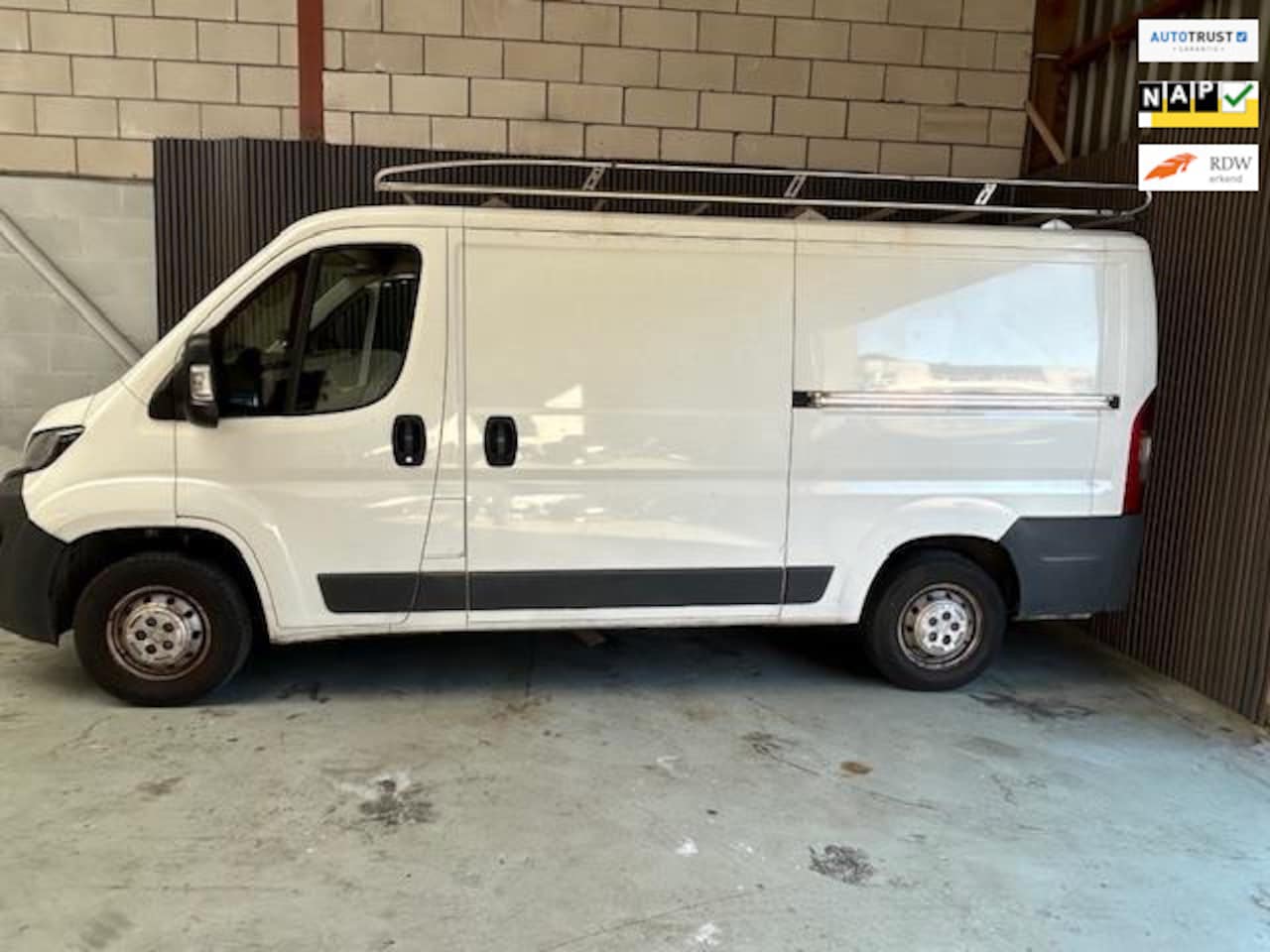 Peugeot Boxer - 330 2.2 HDI L2H1 XT 330 2.2 HDI L2H1 XT - AutoWereld.nl