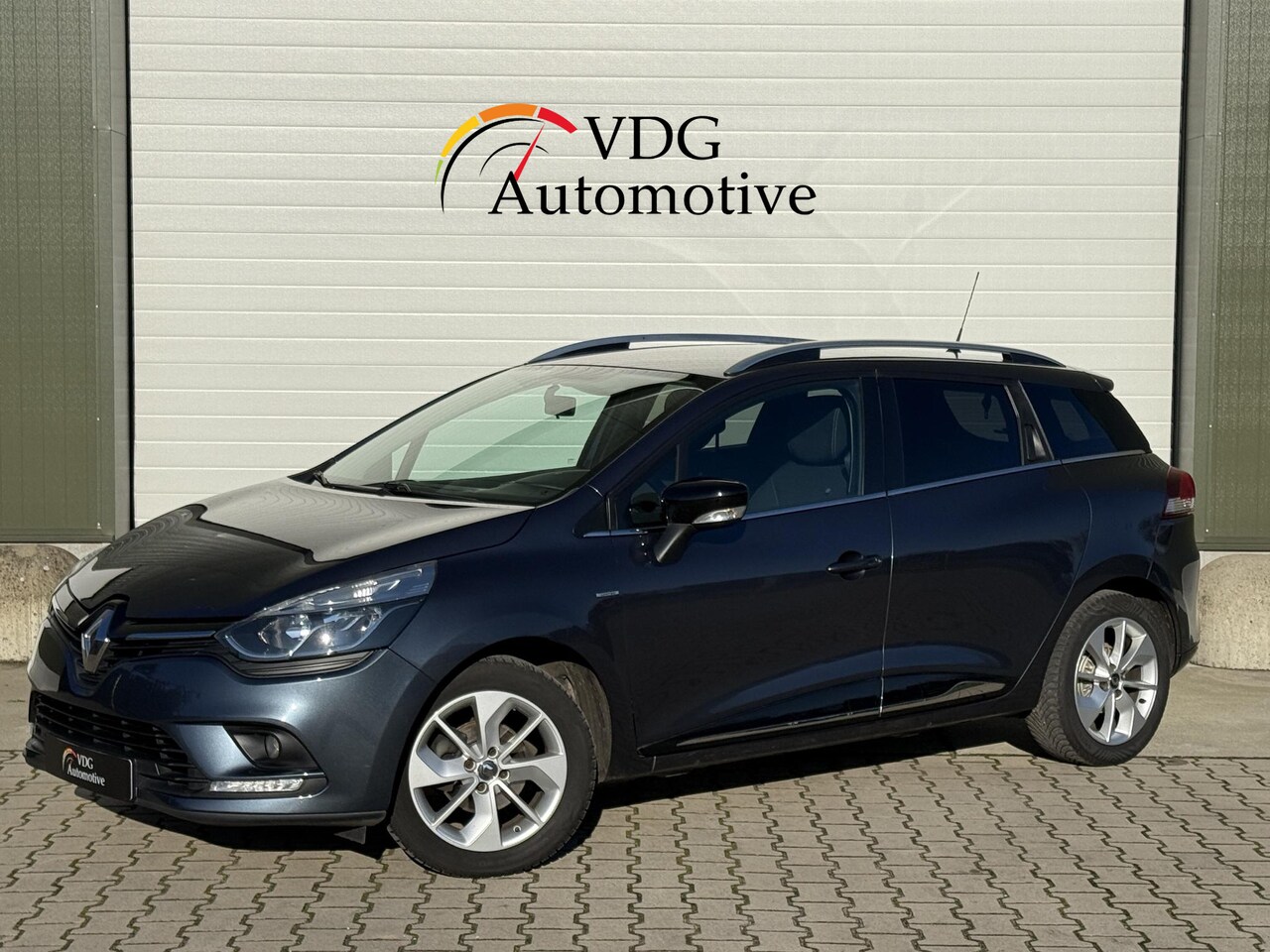 Renault Clio Estate - 1.5 dCi 90PK Limited Navigatie / Cruise Control / Parkeer sensoren / Trekhaak - AutoWereld.nl