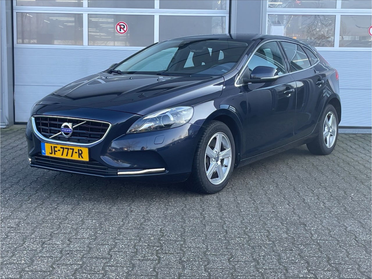 Volvo V40 - T2 122PK Nordic+ / Stoelverwarming / Trekhaak / Parkeersensoren / Voorruitverwarming / - AutoWereld.nl