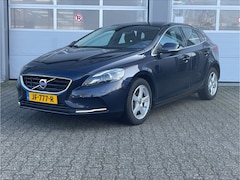 Volvo V40 - T2 122PK Automaat Nordic+ / Navi / Bluetooth / Stoelverwarming / Trekhaak / Parkeersensore