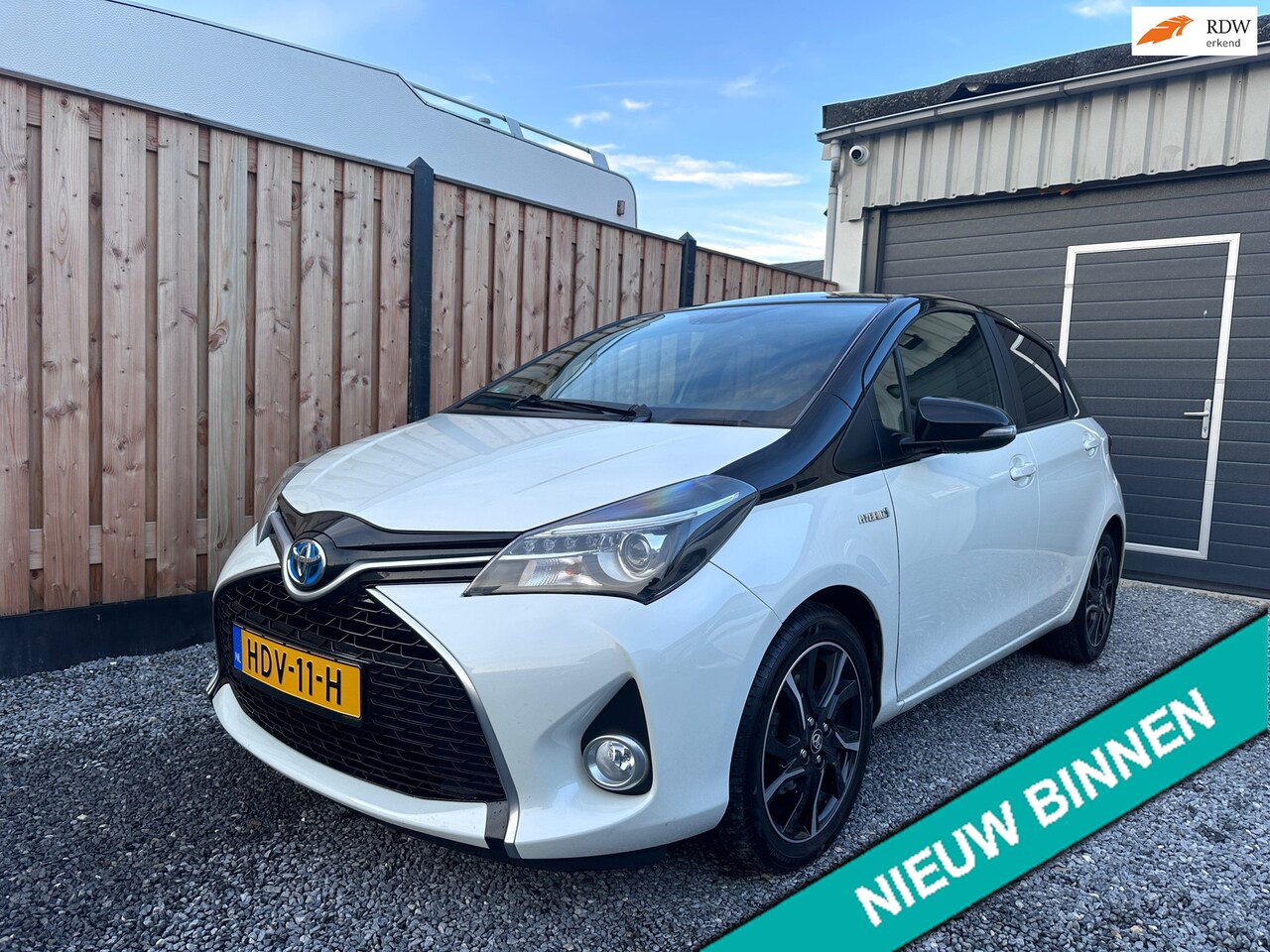 Toyota Yaris - 1.5 Hybrid Dynamic Bi-Tone Automaat|Cruise|Navi - AutoWereld.nl