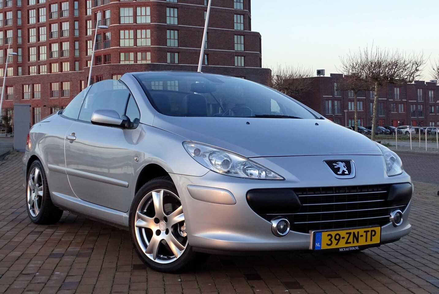 Peugeot 307 CC - 2.0-16V Sport 2E eig NL auto NAP Leer Navi - AutoWereld.nl