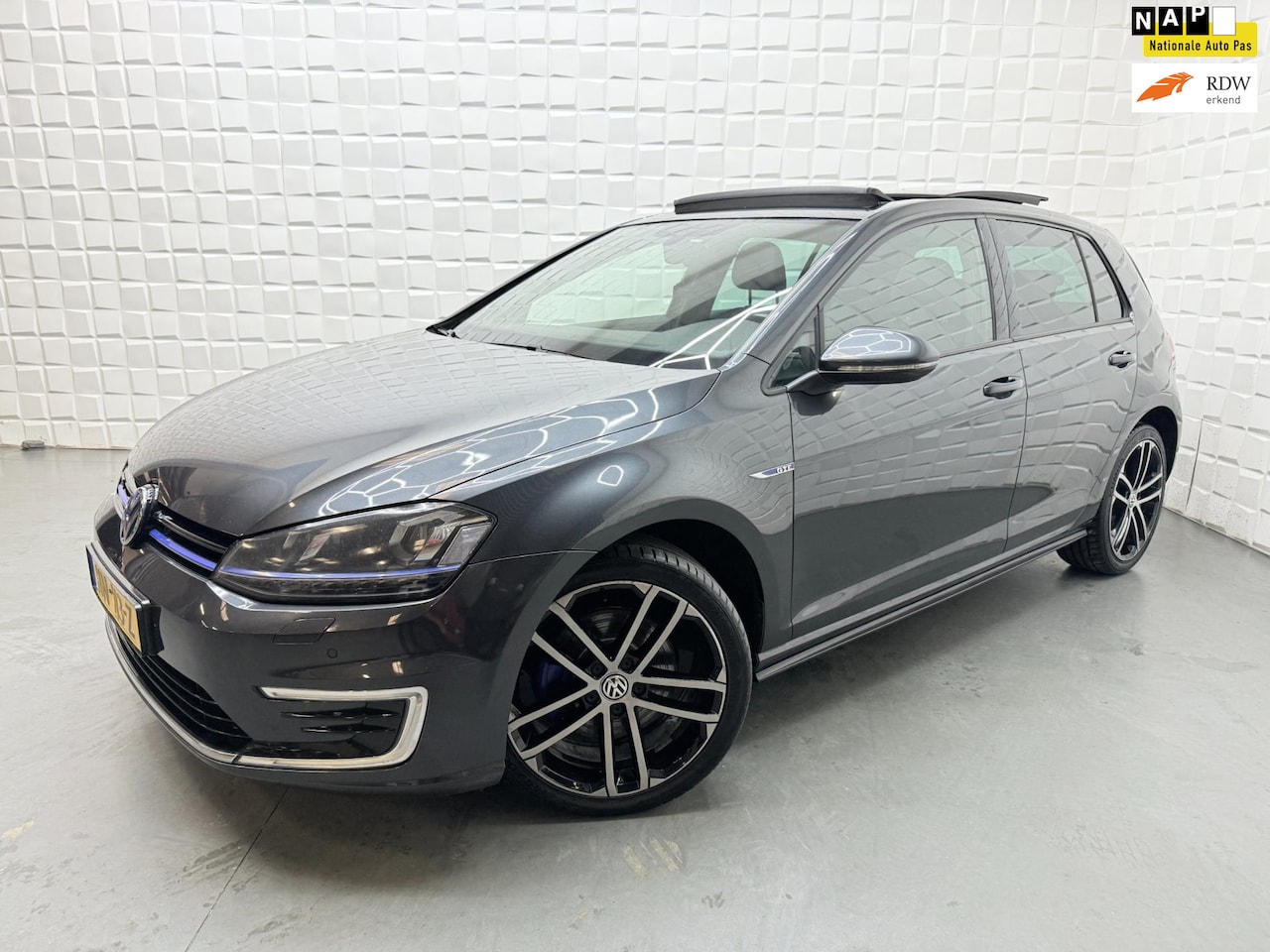 Volkswagen Golf - 1.4 TSI GTE PANORAMADAK PDC NAVI STOELV - AutoWereld.nl