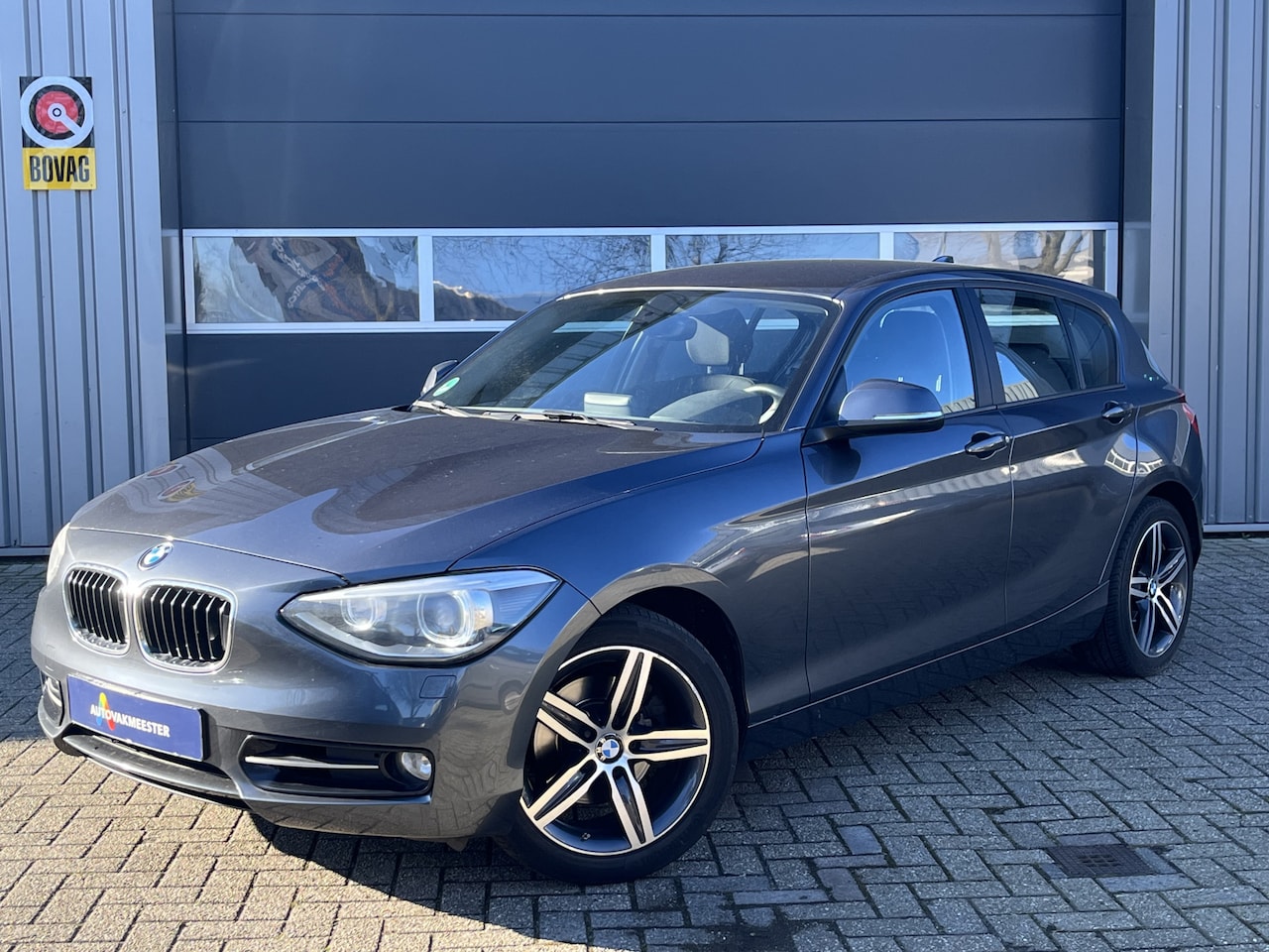 BMW 1-serie - 118i Business Sport | Navi Carplay | Xenon | PDC | Interesse? Bel of App naar: 06 30 51 05 - AutoWereld.nl