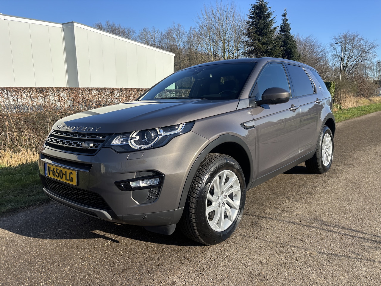 Land Rover Discovery Sport - 2.0 TD4 HSE / AUTOMAAT / GRIJS KENTEKEN / NAVI / LEER / PANORAMADAK - AutoWereld.nl