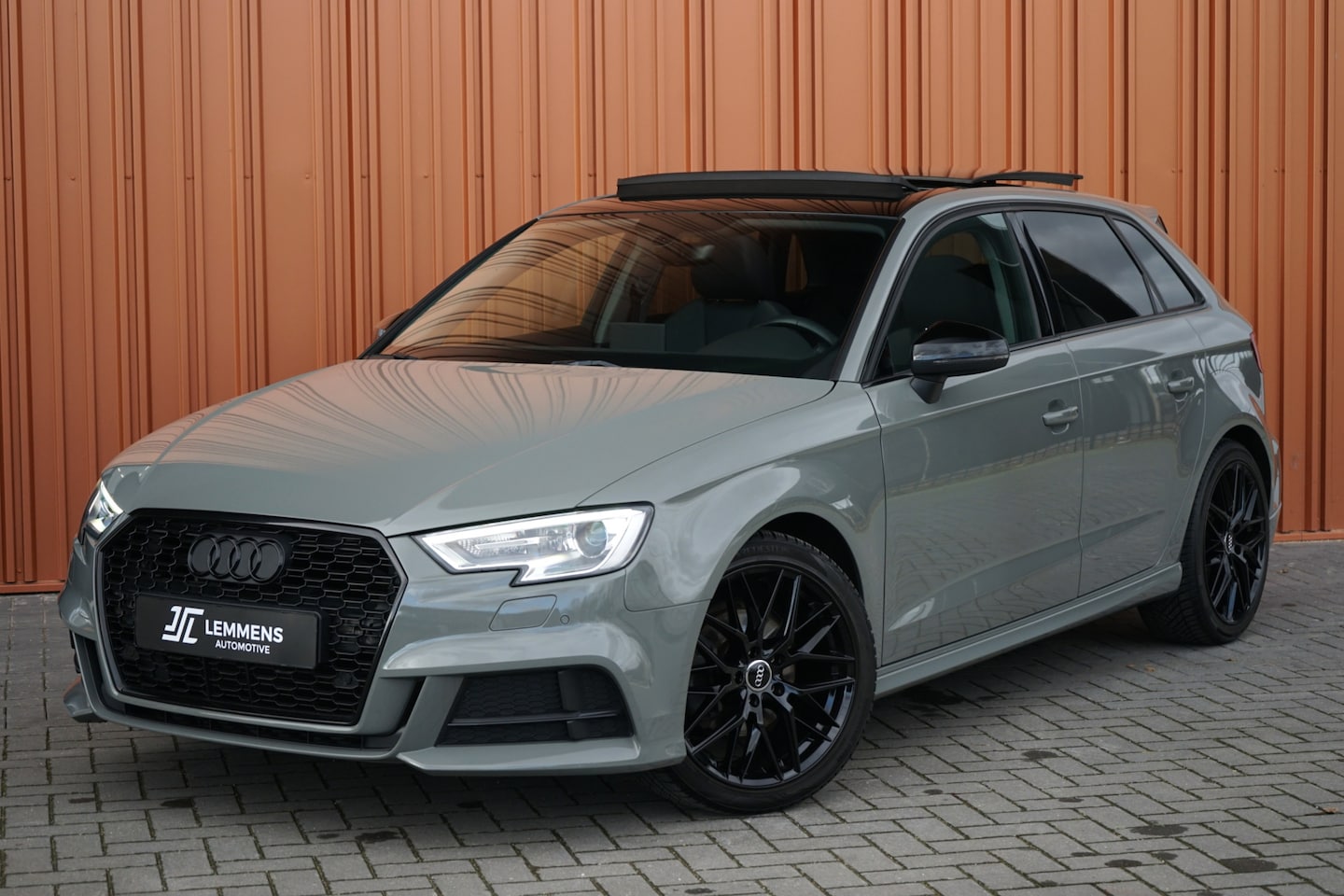 Audi A3 Sportback - 35 TFSI S-line QUATUMGRIJS Panodak Virtual Carplay Keyless - AutoWereld.nl