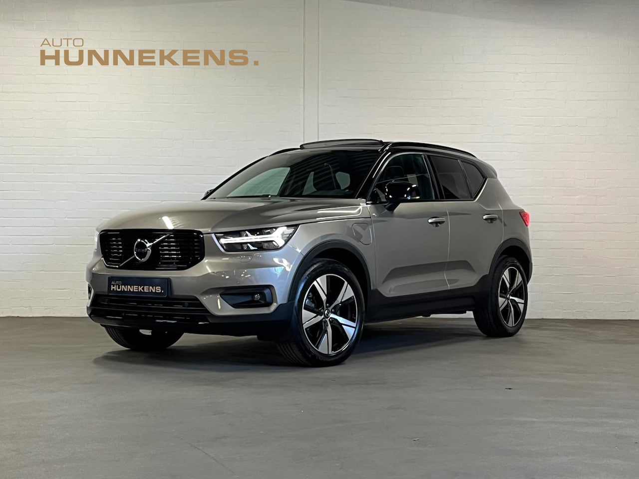 Volvo XC40 - Recharge T4 R-Design | Open dak | Adapt. Cruise | Keyless | Stuur-/Stoel verwarming - AutoWereld.nl