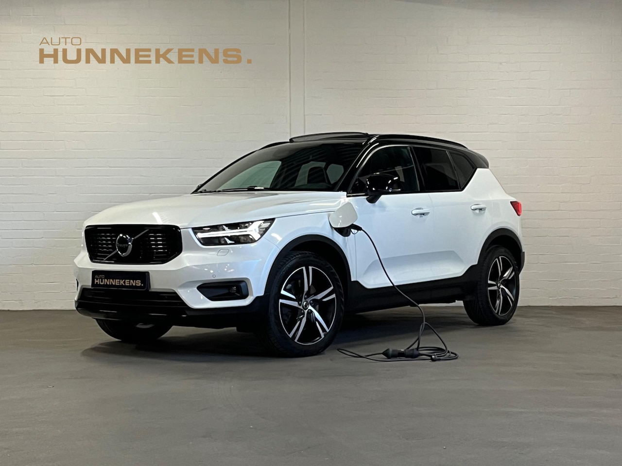 Volvo XC40 - T5 Recharge R-Design | Open dak | Adapt. Cruise | Harman/Kardon | Keyless | Stuur-/Stoel v - AutoWereld.nl