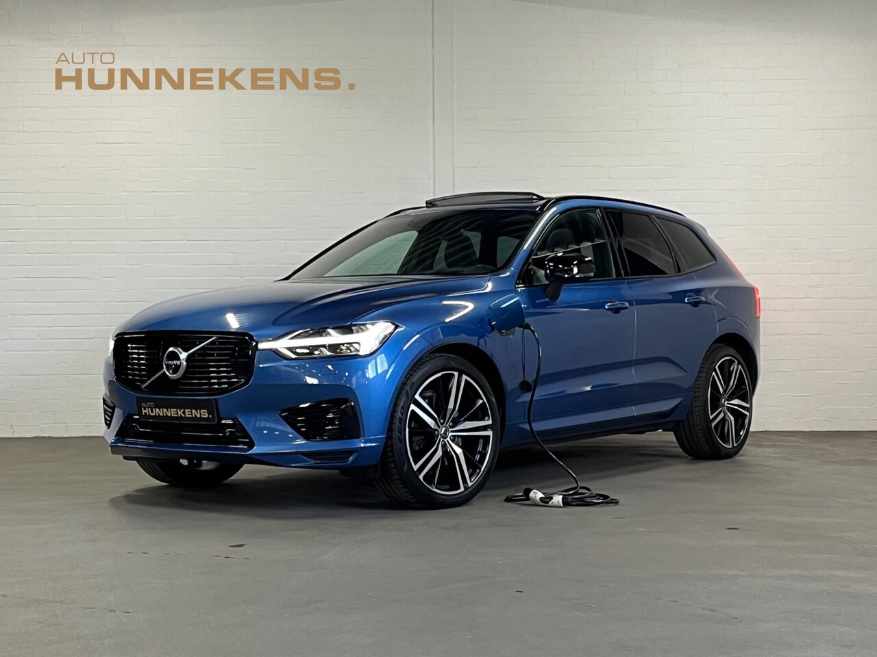 Volvo XC60 - Recharge T8 AWD R-DESIGN | Luchtvering | Adapt. Cruise | Open dak | Trekhaak | Head-up - AutoWereld.nl