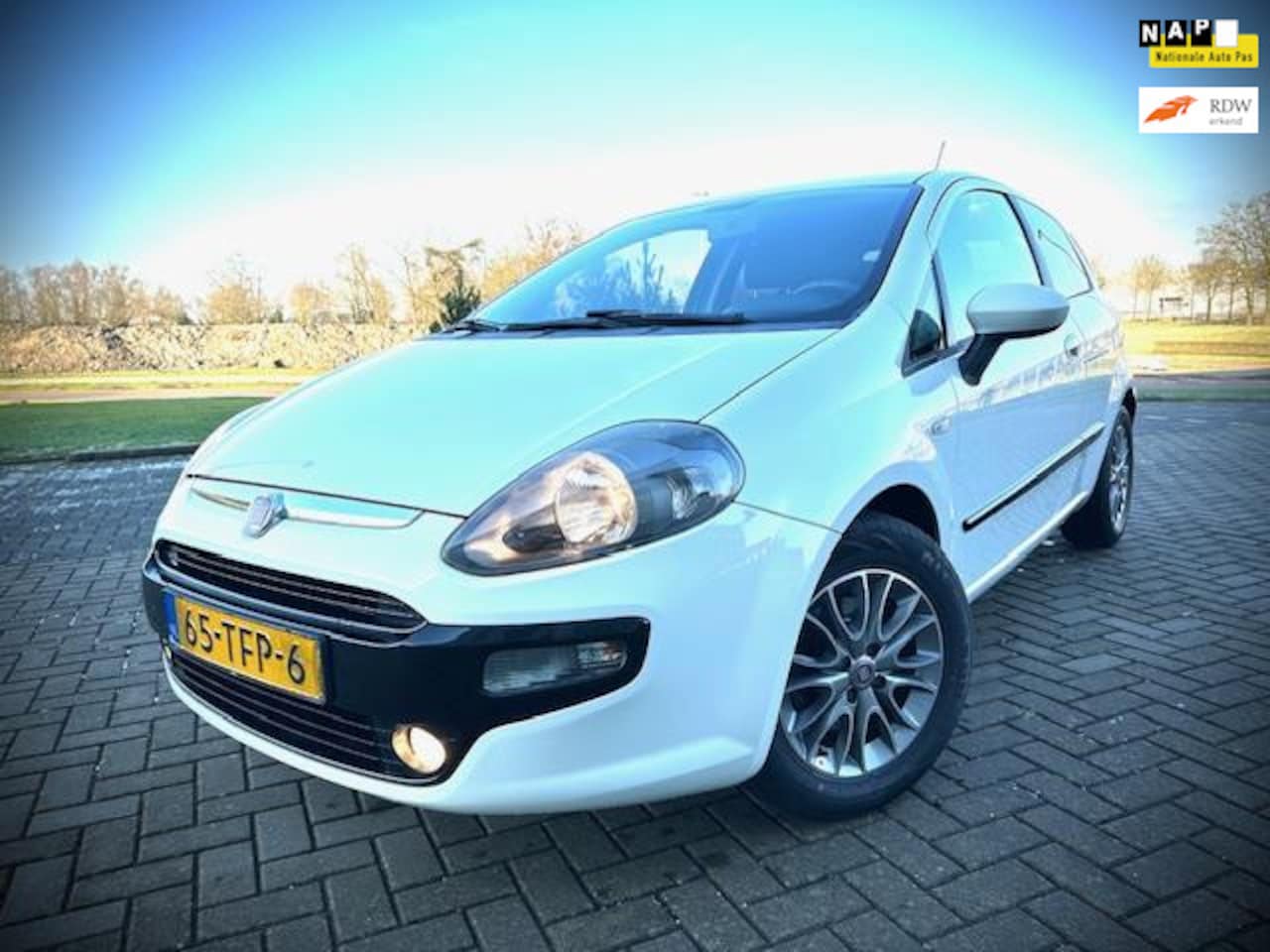 Fiat Punto Evo - 1.3 M-Jet Mylife 1.3 M-Jet Mylife, navigatie, 1 op 30, lm wielen - AutoWereld.nl