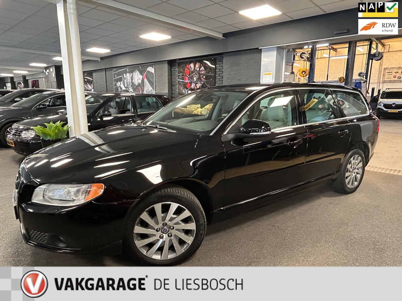 Volvo V70 - 1.6 T4 Limited Edition / Automaat / Leder /Stoel verwarming / trekhaak - AutoWereld.nl