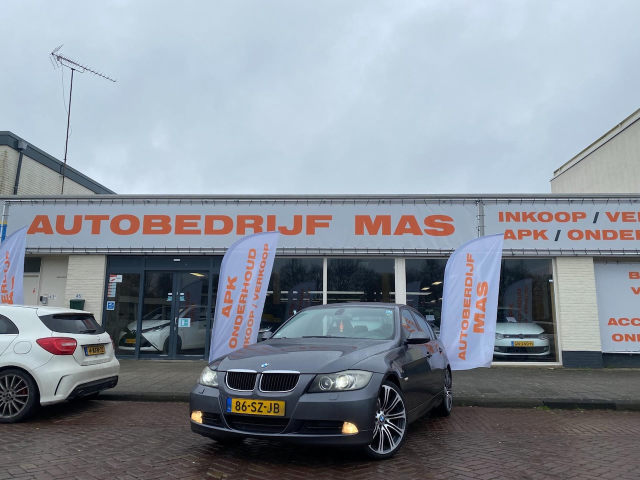 BMW 3-serie - 320i Graphite M-Pakket Airco 19inch Cruise Control - AutoWereld.nl