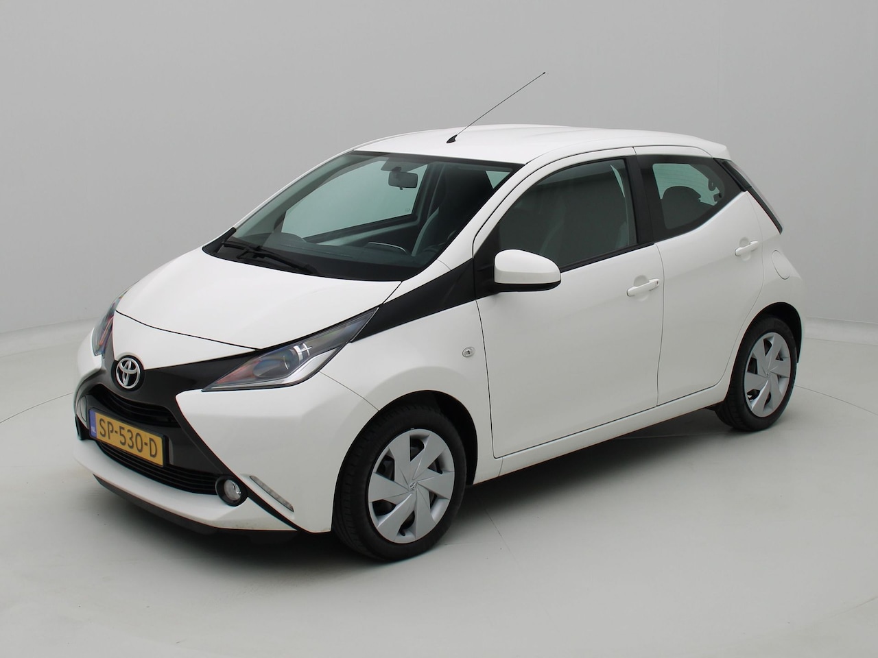 Toyota Aygo - 1.0 VVT-i x-play 1.0 VVT-i x-play - AutoWereld.nl