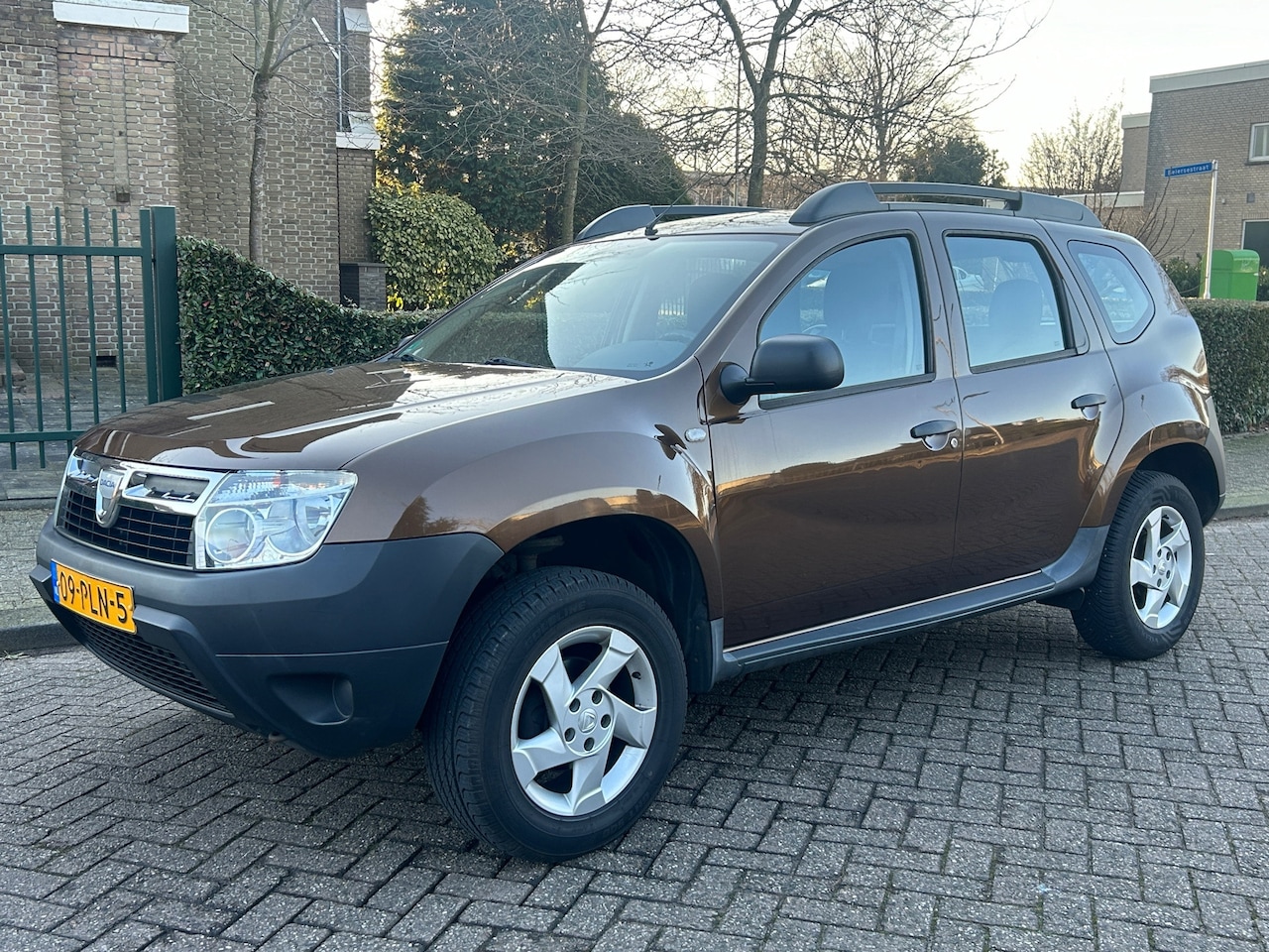 Dacia Duster - 1.6 Ambiance 2wd 2011! Airco! Trekhaak! Carplay! Hoge instap! NAP! Weinig kilometers! - AutoWereld.nl