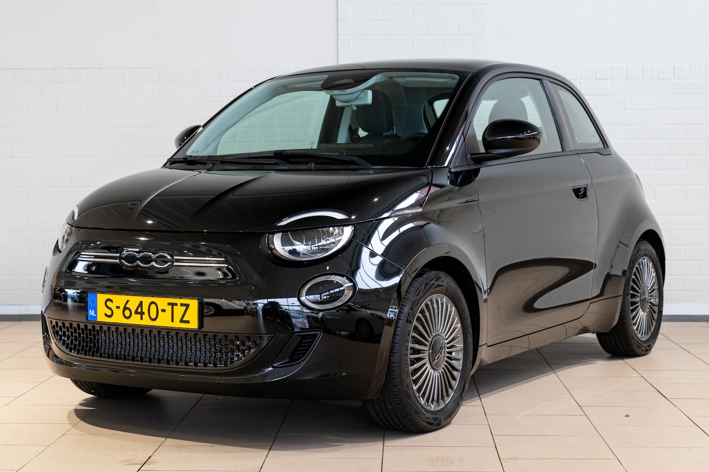 Fiat 500 - 3+1 Icon 42 kWh | Keyless Entry & Start | Navigatie | Panoramadak - AutoWereld.nl