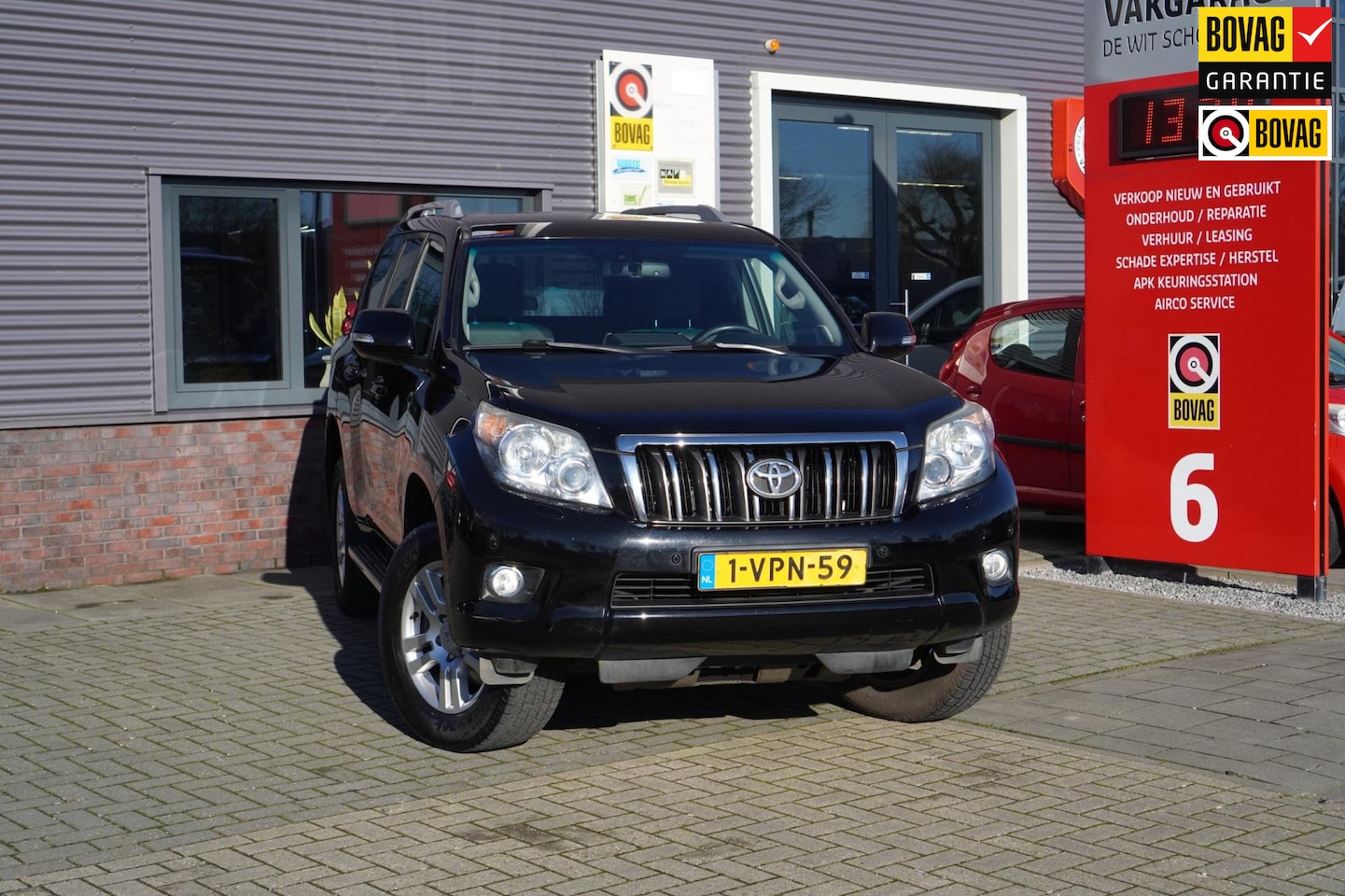 Toyota Land Cruiser - 3.0 D-4D-F LX High Roof Window Van; Grijs kenteken; Trekhaak 3500 KG trekken - AutoWereld.nl