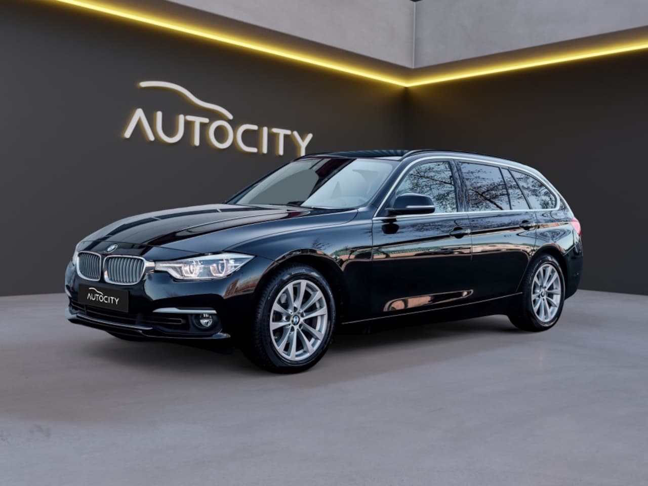 BMW 3-serie Touring - 318i Luxury Edition l M Sport Stuur l Leder l Trekhaak - AutoWereld.nl