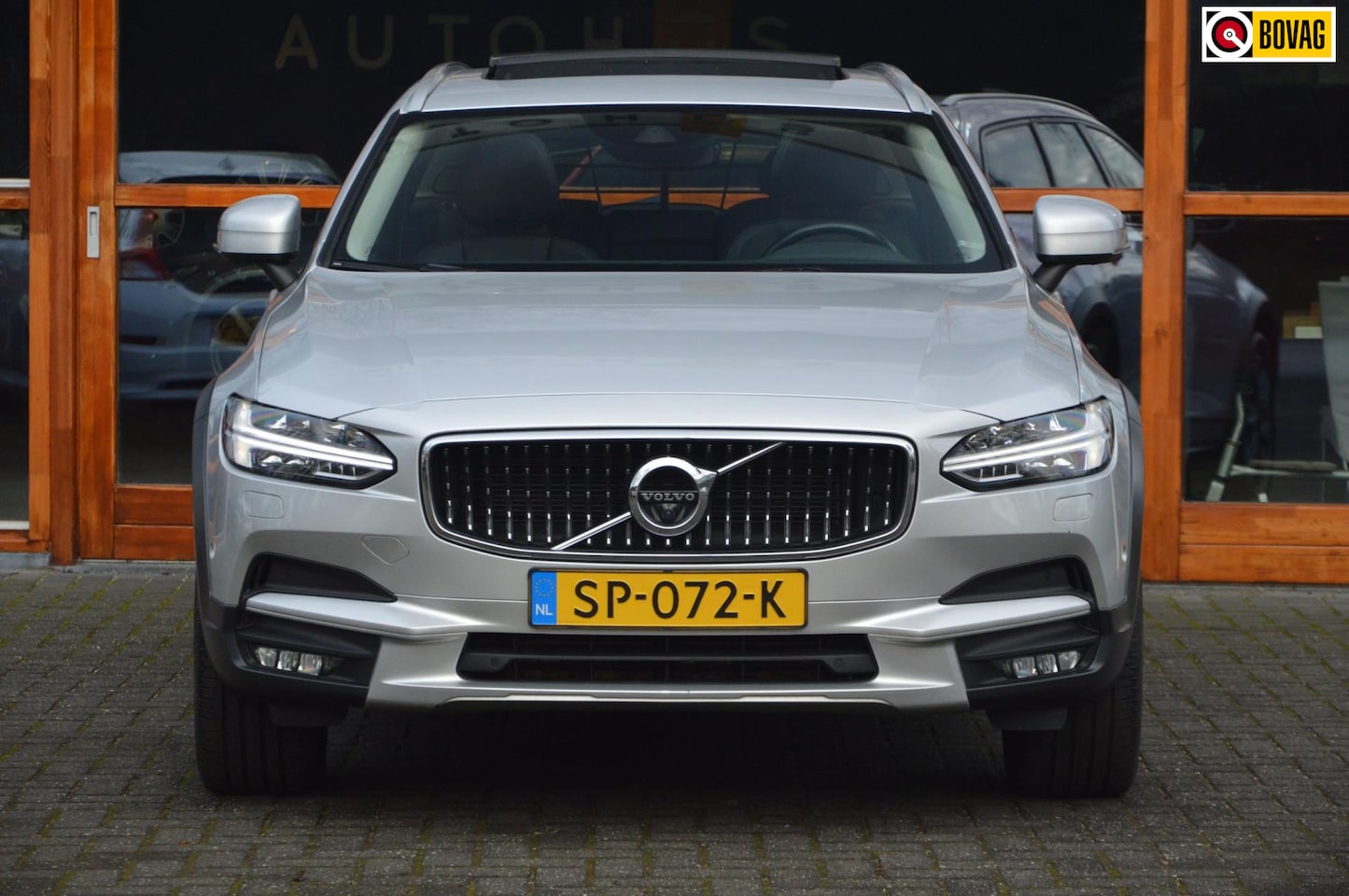 Volvo V90 Cross Country - D4 | Panorama dak | Luchtvering | Pilot-assist | 360° Camera | Standkachel | Rondom stoelv - AutoWereld.nl