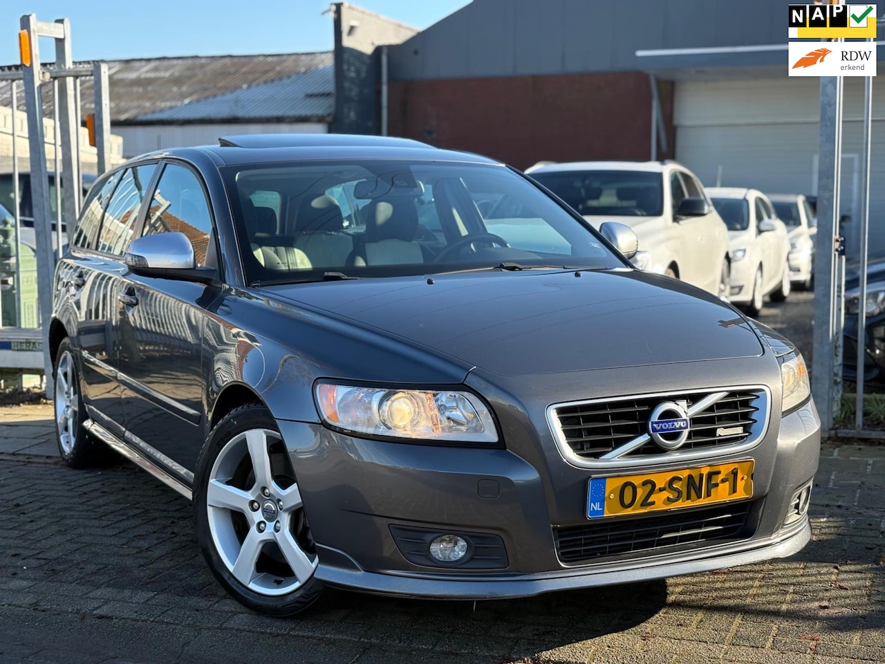 Volvo V50 - 2.0 D4 R-Design Pro Edition | Zeer nette auto | schuifdak | Leder | cruise control | - AutoWereld.nl