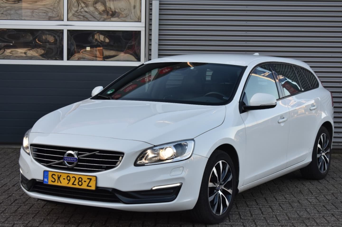 Volvo V60 - 1.5 T3 POLAR+ / NAVI / PDC / LEDEREN BEKLEDING - AutoWereld.nl