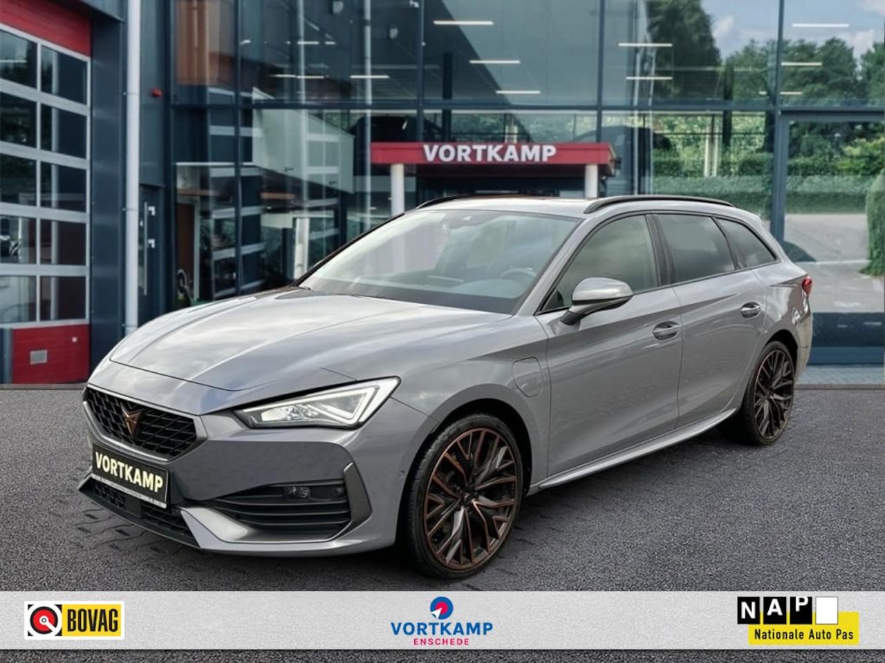 CUPRA Leon Sportstourer - 1.4 E-HYBRID VZ PERF. PANO-DAK/SPORT-STUUR/E-KLEP/ACC - AutoWereld.nl