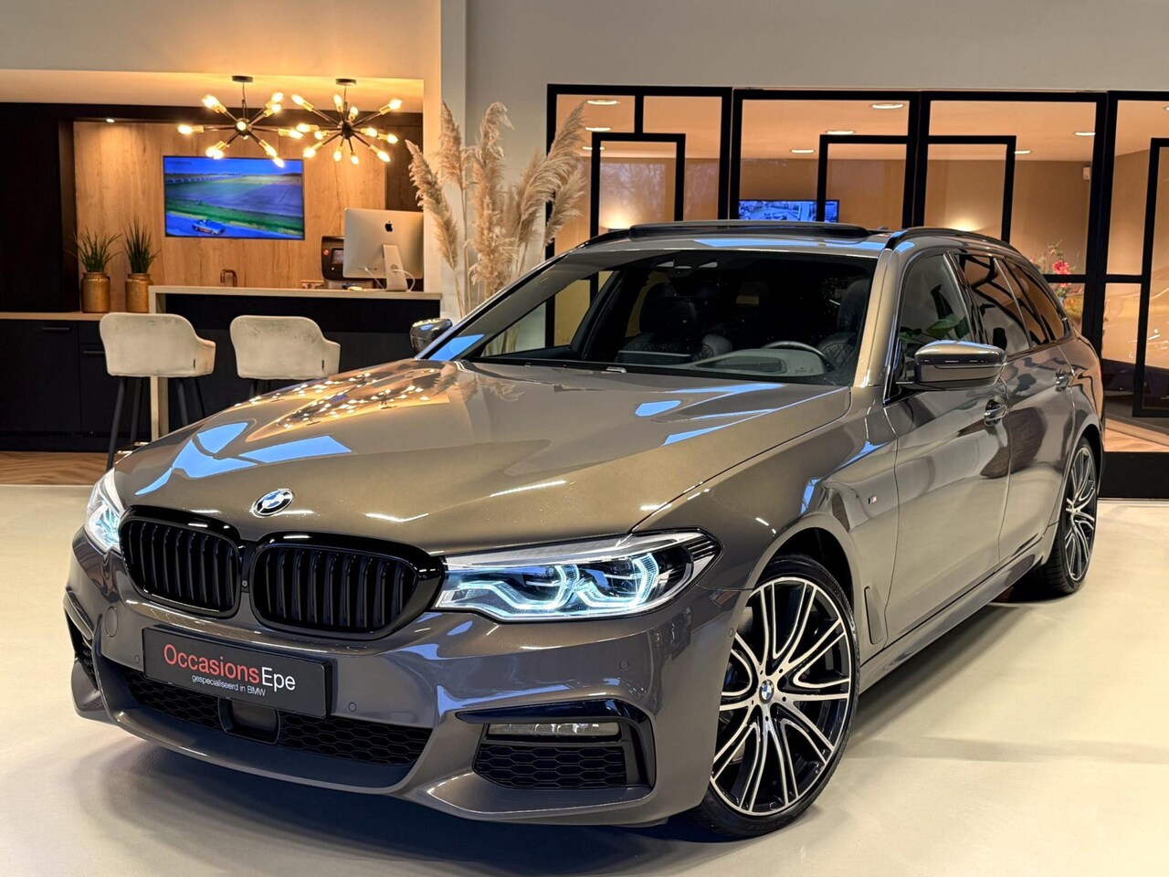 BMW 5-serie Touring - 540i Xdrive M-Sport Champagner Quartz - AutoWereld.nl