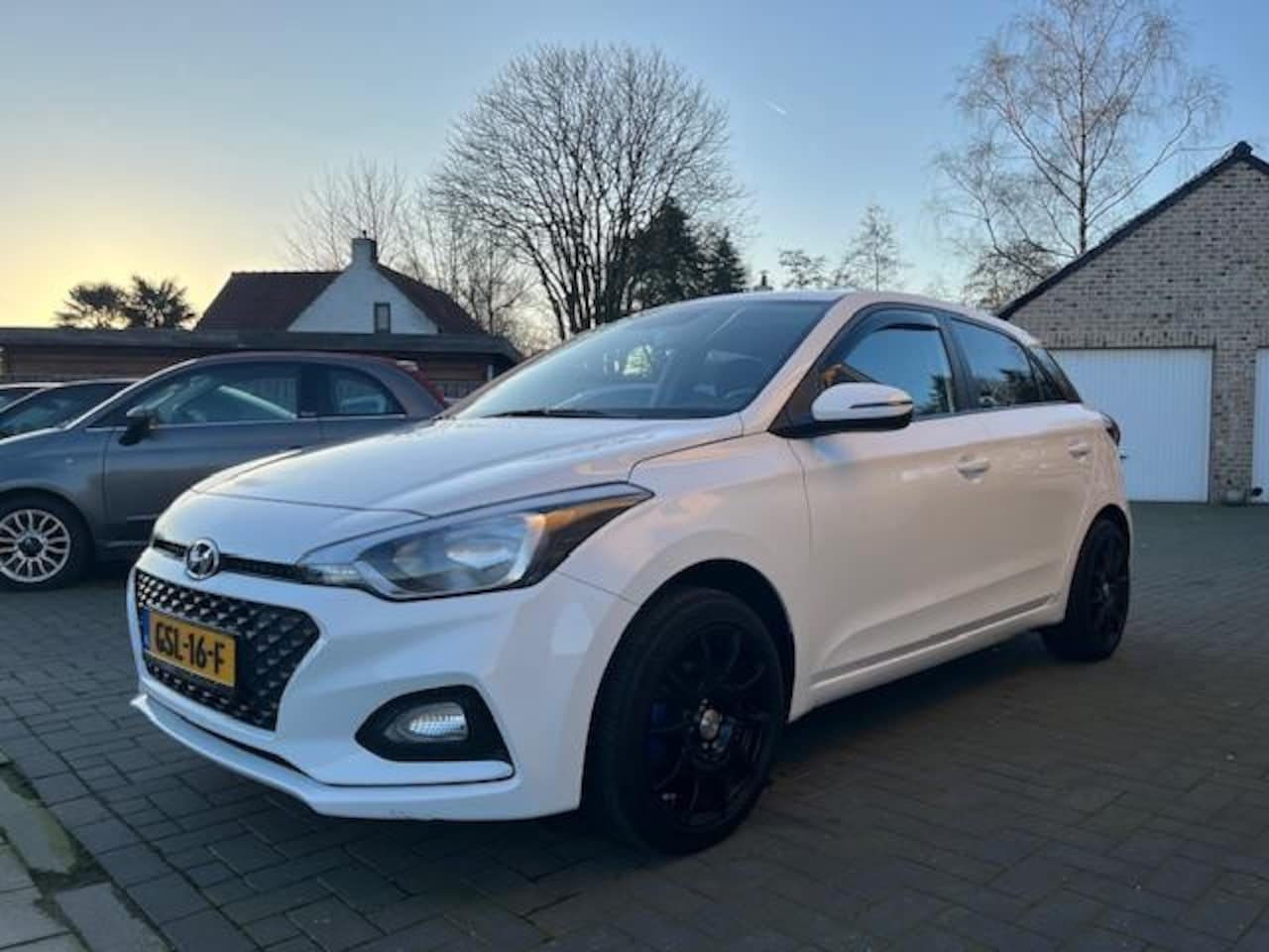 Hyundai i20 - 1.2 HP i-Motion Premium 2020 34Dkm Airco Navigatie apple carplay - AutoWereld.nl