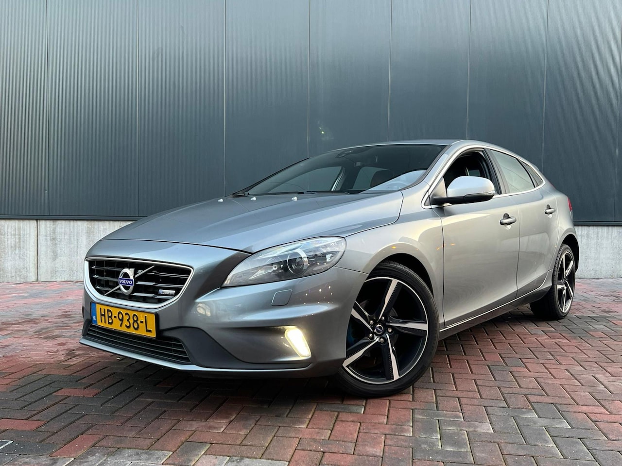 Volvo V40 - 2.0 D2 R-Design Business * Navi * Cruise * Cam * Climate * Trekhaak - AutoWereld.nl