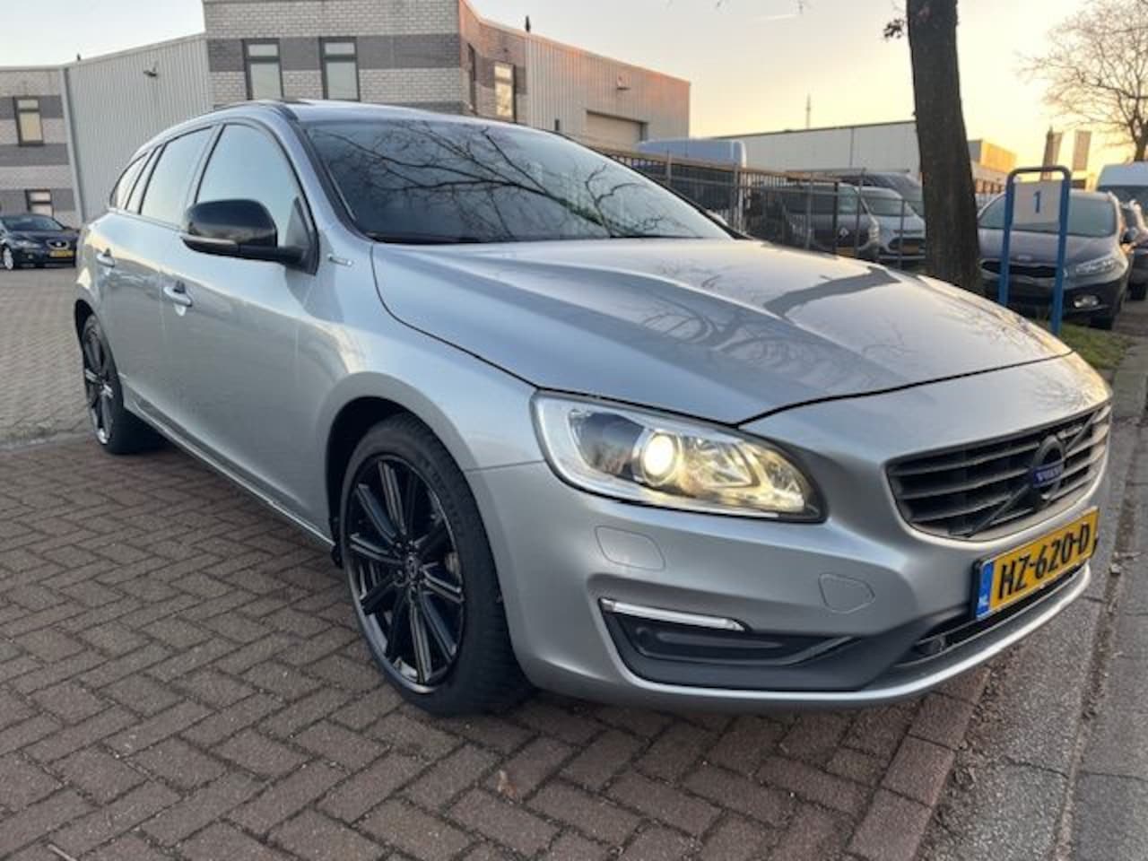 Volvo V60 - 2.4 D6 220pk Plug-In Hybrid AWD Momentum Airco/ECC,Navi,Camera,Leder,Open dak - AutoWereld.nl