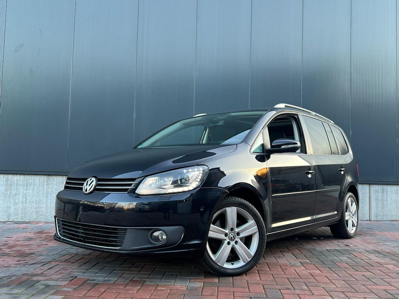 Volkswagen Touran - 2.0 TDI Highline * Aut * Pano * Cruise * Trekhaak * Led - AutoWereld.nl